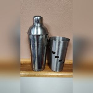 Stainless steel cocktail shaker with 15 dial-a-drink recipes